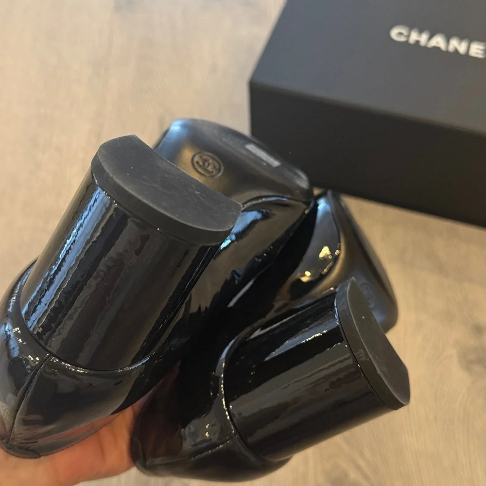 CHANEL Black Patent Leather Bow Mary Jane Flats - Picture 4 of 6